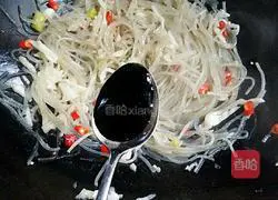 Illustration of how to make shredded pork with kimchi and sweet potato noodles (sour and spicy version) 11