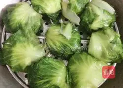 Illustration of how to make lettuce wraps 7