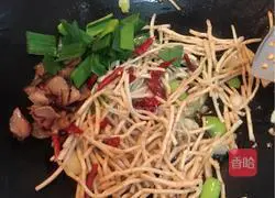 Illustration of how to make stir-fried bacon with folded ear root 12