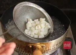 Illustration of how to make stir-fried lotus root with mixed black bean paste 4