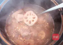 Illustration of how to make lotus root bone soup in earthen pot 9