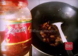 Illustration of how to stir-fry beef cubes with colored peppers 8