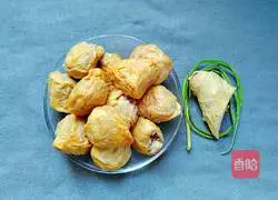 Illustration of how to stuff pork with braised oil and gluten 2