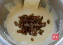 Illustration of how to make raisin muffin cake 7