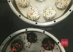 Illustration of how to make two-color pearl meatballs 8