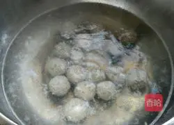 Illustration of how to make shrimp, beef and radish meatball soup 10