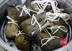 Illustration of how to make Hakka rice dumplings 11