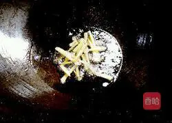 Illustration of how to make dry-fried salt and pepper pork ribs 11