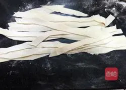 Illustration of making noodles with cured meat and meat 3