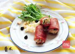 Illustration of how to make cantaloupe bacon rolls 8