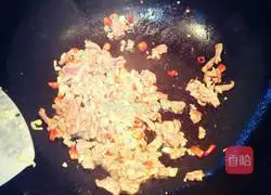 Illustration of making shredded beef with kimchi 6