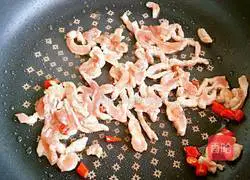 Illustration of how to make fried yam and meat 5