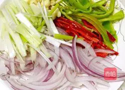 Hometown style snacks ——Illustration of how to make stir-fried oyster noodles and black eggs 2