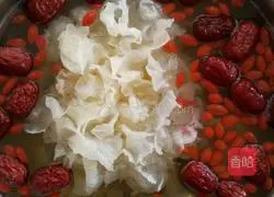 Illustration of how to make Apple, Pear, Red Date, Wolfberry and Tremella Soup 2