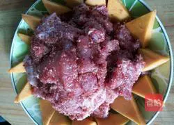 Illustration of how to make steamed pork with pumpkin flour 4