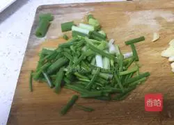 Illustration of how to make scallion oil layer cake 3