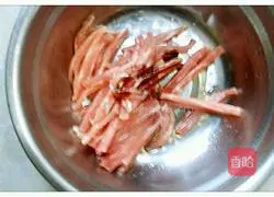 Illustration of how to make spicy kimchi shredded pork 4