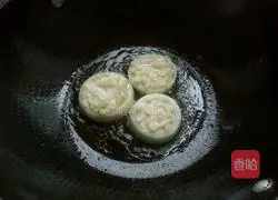 Illustration of how to make onion and potato shredded pancakes 11