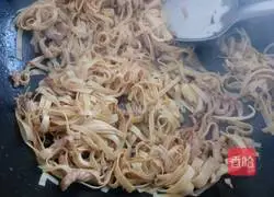 Illustration of how to stir-fry shredded pork with leek and tofu skin 3