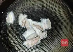 Illustration of how to make Korean kimchi fried rice with pork belly 2