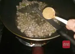 Illustration of making braised noodles with garlic 3