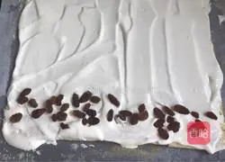 Illustration of how to make raisin cream cake roll 16