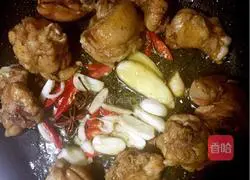 Chestnut braised chicken Practice illustration 6