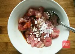 Illustration of how to make assorted fried diced pork 4