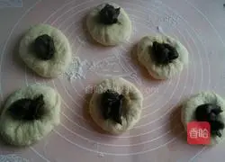 Illustration of making bean paste flower bread 5