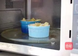 Illustration of how to make baked eggs on toast 6