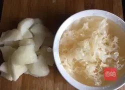 Illustration of how to make rock sugar, snow pear, wolfberry and white fungus soup 2