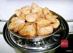Illustration of how to make steamed pork with taro powder 12