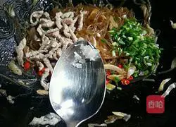 Kimchi and sweet potato noodles with shredded pork (sour and spicy version) Illustration of how to do it 12