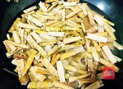 Illustration of how to cook duck with smoked bamboo shoots 4
