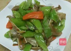 Illustration of how to stir-fry pig ears with green peppers 4