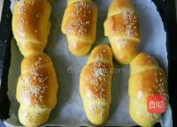 Illustration of how to make raisin and carrot bread rolls 15
