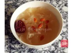Illustration of how to make red dates, wolfberry and white fungus soup 7