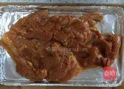 Illustration of how to make Orleans grilled steamed buns and chicken drumsticks 4