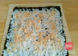 Illustration of how to make bacon sushi 4