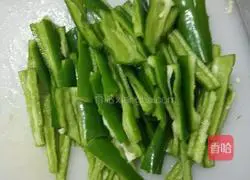 Illustration of how to make red and green braised chicken legs 3