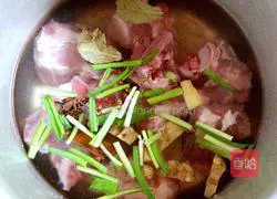 Illustration of how to make pork ribs stewed in Korean kimchi pot 9