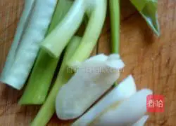 Home-cooked three-cup chicken recipe 3