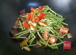 Illustration of how to make fried bacon with artemisia terrestris 9