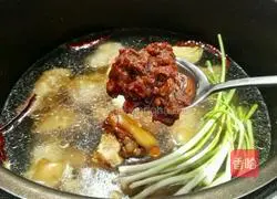 Illustration of how to make sauce elbow 8