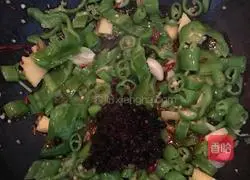 Illustration of how to stew spicy fish with soybean sprouts 7