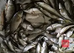 Illustration of how to make spicy barbecued fish 1