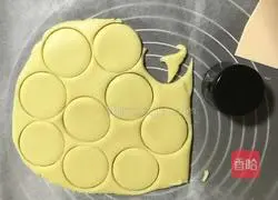 Illustration of how to make condensed milk thin biscuits 6