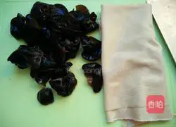 Illustration of how to make fried shredded pork with dried fungus and tofu 1