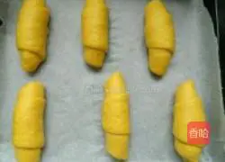 Illustration of how to make raisin and carrot bread rolls 12