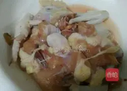 Illustration of how to make braised chicken with mushrooms and yellow lettuce 2